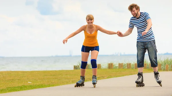 Urlaub Aktive Menschen Und Freundschaftskonzept Junges Fittes Paar Auf Rollschuhen — Stockfoto