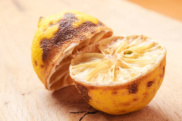 Крупним Планом Старий Гнилий Шматок Лимона Погана Нездорова Їжа — стокове фото