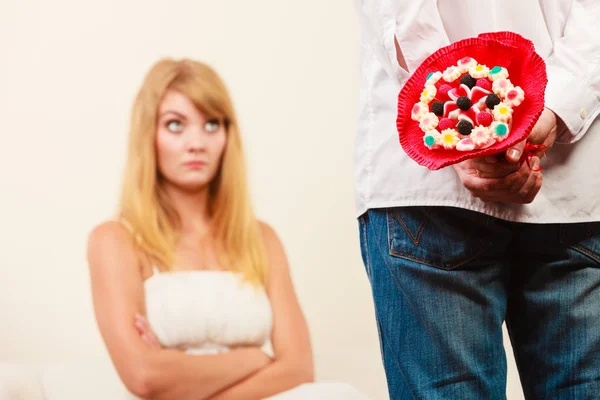 Uomo Con Mazzo Caramelle Fiori Dietro Schiena Donna Piuttosto Infelice — Foto Stock