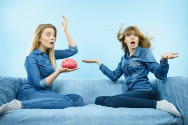 Dostluk, insan ilişkileri kavramı. İki kadın arkadaş veya kot gömlek giymiş kız kardeşim sorun holding sahte beyin çözme hakkında düşünme.