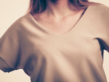 Tanınmayan kadın onu rahat güzel kıyafet, kısa kollu pembe top v boyun ile sunulması.