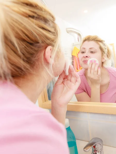 Concepto Cuidado Piel Mujer Joven Usando Almohadilla Algodón Para Eliminar — Foto de Stock