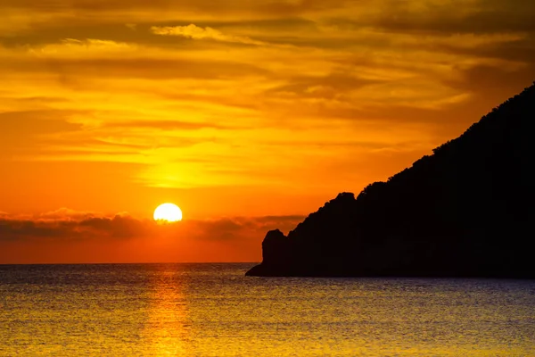 Szenischer Sonnenaufgang Oder Sonnenuntergang Über Der Meeresoberfläche Griechenland — Stockfoto