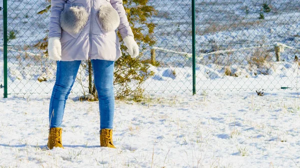 Kobieta Nie Poznania Sobie Niebieskie Dżinsy Brązowe Buty Kurtki Ocieplane — Zdjęcie stockowe