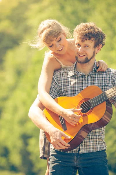 Avontuur Toerisme Genieten Van Zomer Samen Jong Stel Toeristen Die — Stockfoto