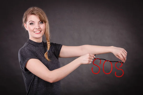 Concepto Ayuda Joven Mujer Rubia Sonriente Con Símbolo Rojo Sos — Foto de Stock