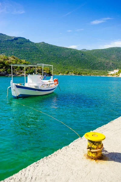 Tekne Yatıyla Tropikal Deniz Suyu Kıyı Şeridinde Jetty Iskelesi Denizcilik Telifsiz Stok Imajlar