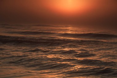 Deniz ufuk akşam üzerinde inanılmaz renkli kırmızı gün batımı. Sakin sahne. Doğal arka plan. Manzara.
