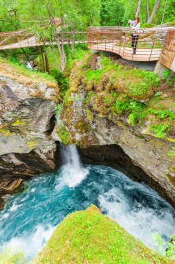 Norveç, Europe'turistik. Kadın fotoğrafçı alarak fotoğraf ile fotoğraf makinesi Gudbrandsjuvet bakış açısı, Valldal ve Trollstigen arasındaki Valldalen Vadisi üzerinde.