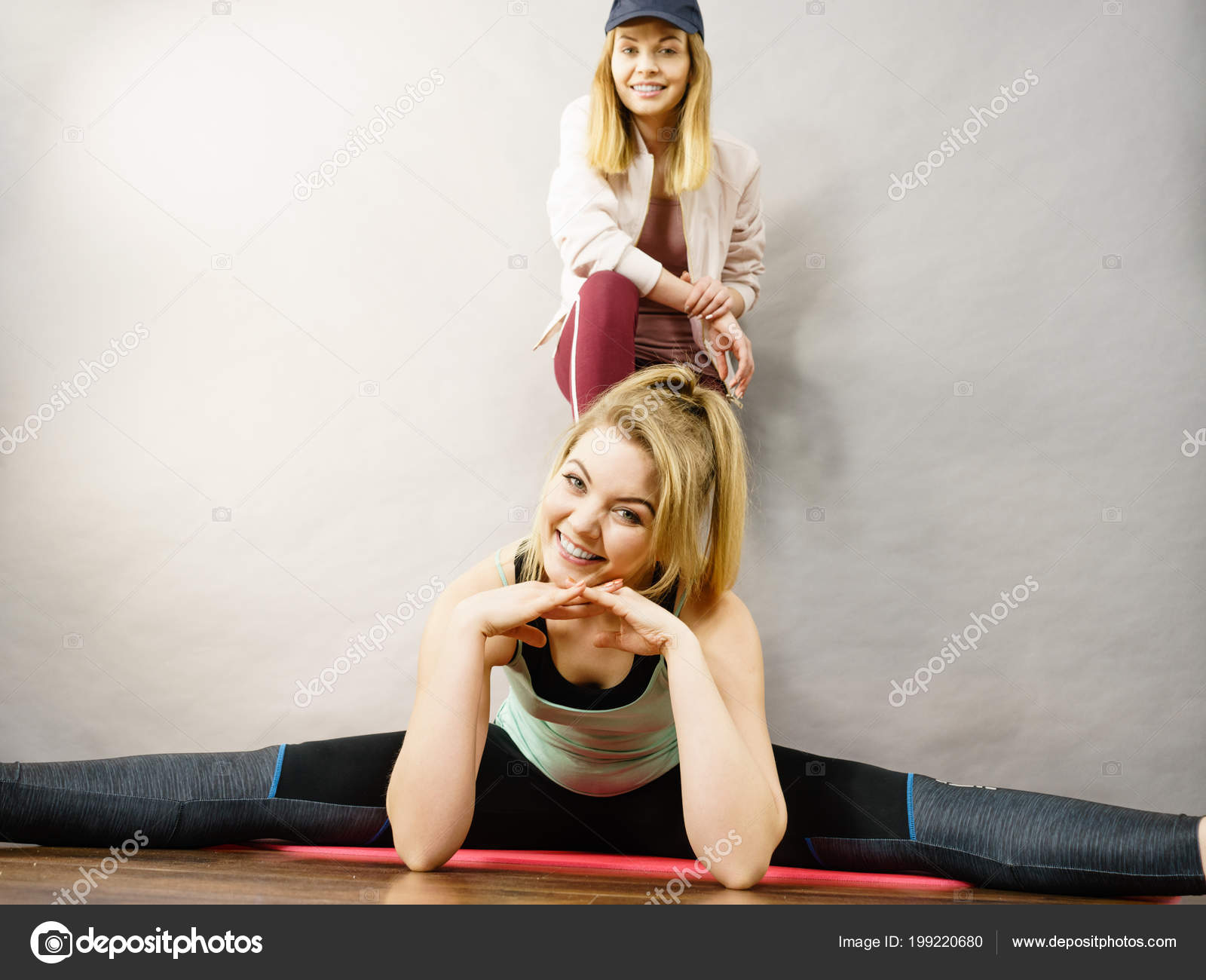 Junge Blonde Frau Sportbekleidung Korper Strecken Mit Ihrem