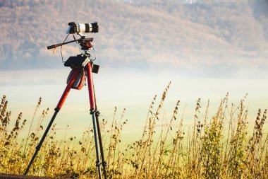 Resim film video Slovakya sabah peyzaj alarak tripod üzerinde profesyonel fotoğraf makinesi