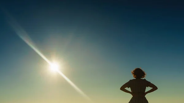 Concetto Viaggio Donna Turistica Godendo Natura Bel Tramonto — Foto Stock