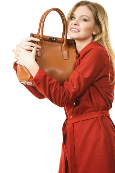 时尚漂亮的年轻女子穿着雅致的休闲红色短裙 手握皮包 展示时尚服装 — 图库照片