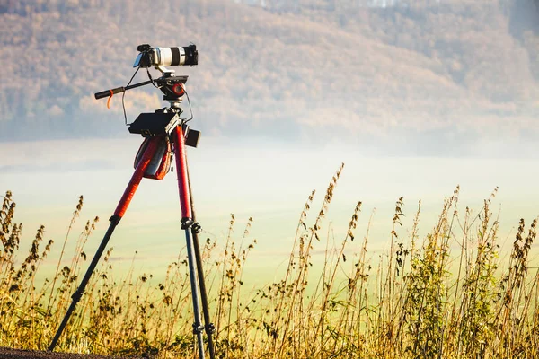 Câmera Profissional Tripé Tirando Fotos Vídeo Paisagem Matinal Eslováquia — Fotografia de Stock