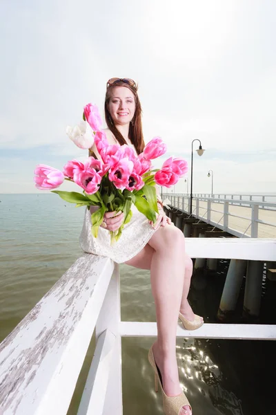Feminity 들러리 컨셉입니다 부두에 분홍색 꽃다발을 드레스를 — 스톡 사진