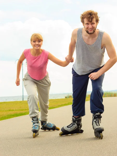 Vida Activa Las Personas Concepto Libertad Pareja Joven Forma Patines — Foto de Stock