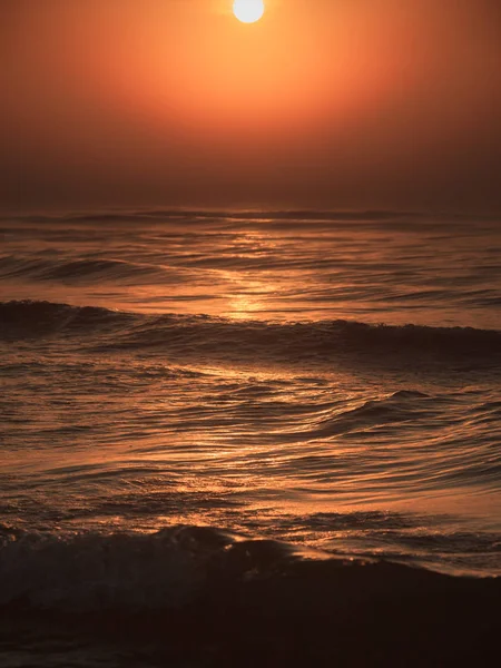 Incrível Pôr Sol Vermelho Colorido Longo Horizonte Mar Noite Cena — Fotografia de Stock