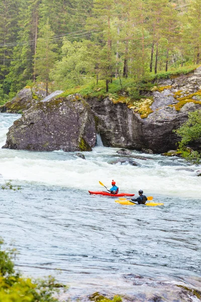 Conceito Desporto Escandinavo Pessoas Fazendo Canoagem Montanha Água Branca Extrema — Fotografia de Stock
