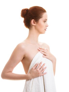 Vücut bakımı, duş alma, temiz ve taze deri konsepti. Banyodan sonra çıplak kadın. Stüdyo çekimi izole edildi