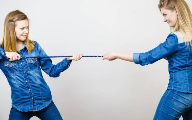 Kot giyen iki kadın kıyafeti olan ip, iyi rekabet kavramı çekerek eğlenceli. Sportif rekabet.