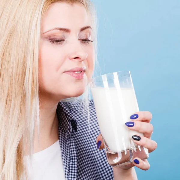 健康的な飲み物 良い栄養 完璧な朝食のコンセプト ガラスから牛乳を飲む女 — ストック写真