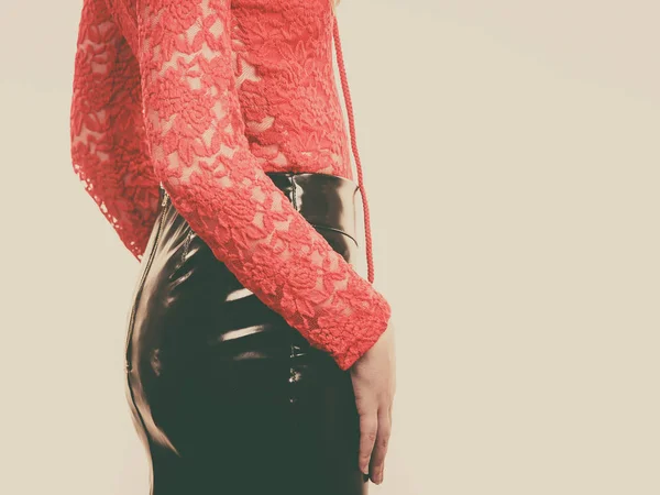 セクシー大人ブロンド可愛いです女性身に着けている魅力的な衣装 革ラテックススリムスカートと赤レーストップ — ストック写真