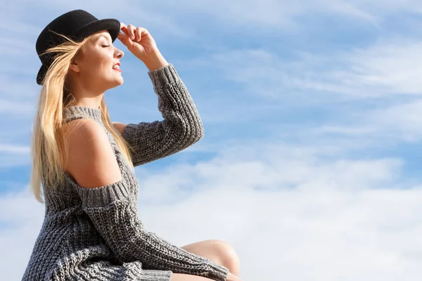 Schöne Junge Blonde Frau Trägt Fedora Hut Und Pullover Pullover — Stockfoto