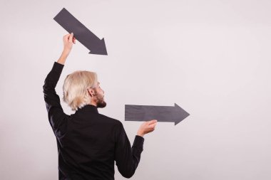 Planlama, yön, seçimler kavramı. Şu iki siyah oklar tutan adam. Açık renkli üzerinde kapalı atış