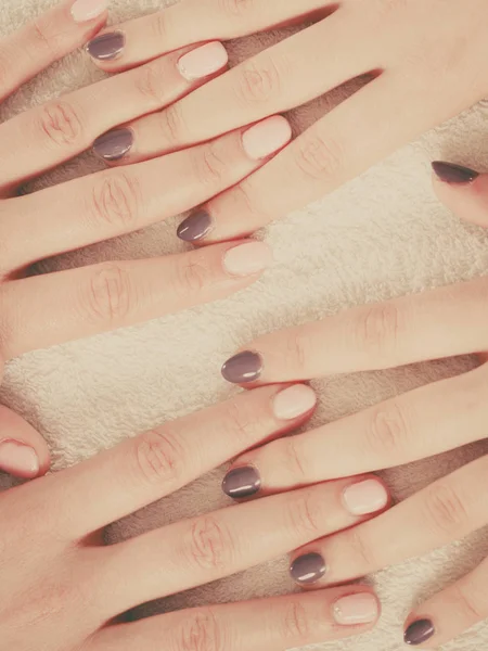 Oigenkännlig Kvinna Presentera Hennes Vackra Målade Gelenaglar Hybrid Nail Care — Stockfoto