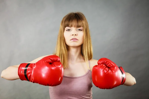 Mujer Deportiva Con Guantes Boxeo Rojos Peleando Estudio Grabado Gris — Foto de Stock