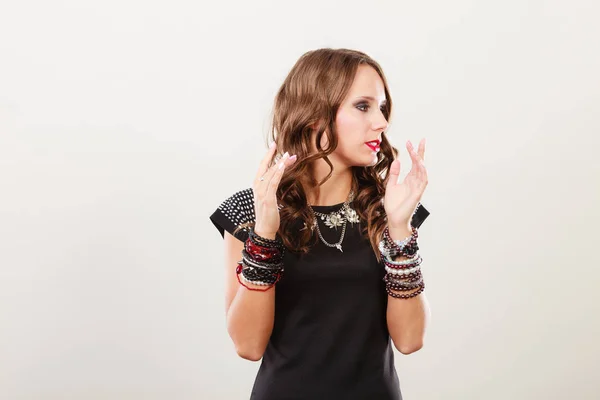 Jolie Jeune Femme Portant Plusieurs Bracelets Bijoux Collier Noir Élégante — Photo
