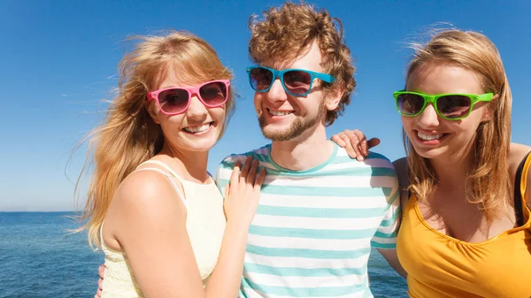 Conceito Férias Verão Felicidade Amizade Grupo Amigos Menino Duas Meninas — Fotografia de Stock