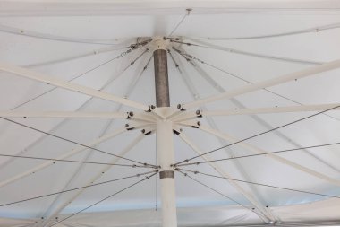 Beyaz açılan şemsiye, closeup şemsiye arka plan ararken