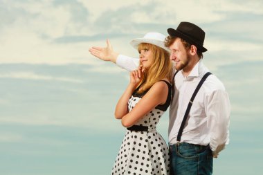 İlişki ve kavram - romantik oynak çift retro tarzı açık gökyüzü arka plan flört flört yaz tatilleri seviyorum