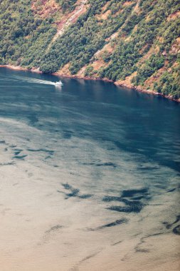Tatil turizm ve seyahat. Dağlar Peyzaj ve gemi Norveç İskandinavya'Geirangerfjord fiyort Feribot Tekne.