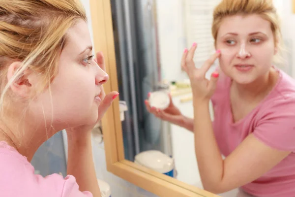 Moisturizing Skin Care Cosmetics Dermatology Concept Woman Applying Face Cream — Stock Photo, Image