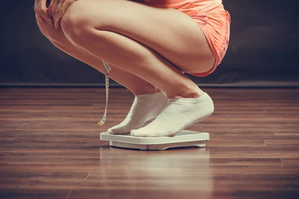 减肥饮食减肥 女性的脚站在浴室秤 — 图库照片