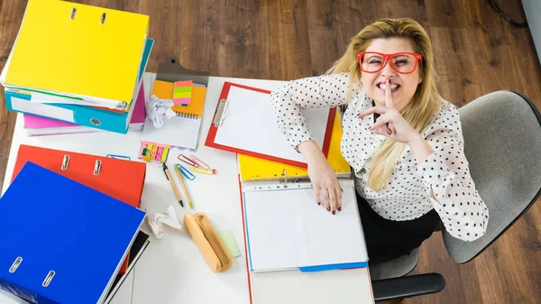 Glückliche Geschäftsfrau Die Sich Energisch Fühlt Wenn Sie Schreibtisch Voller — Stockfoto