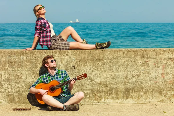 Giovane Uomo Che Suona Chitarra Sua Ragazza All Aperto Dal — Foto Stock