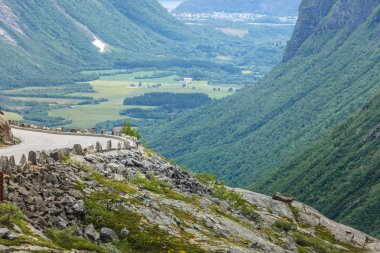 Norveç 'in Avrupa' daki Trol stijli bakış açısından manzara dağları, popüler turizm merkezi.