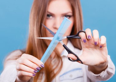 İş saç modeli saç modeli saç modeli kavramı. Bayan Kuaför araçlar sunmak. İşini neşeyle gösterilen genç profesyonel beautican.