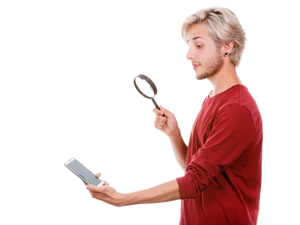 Chico Joven Divertido Leyendo Mensaje Teléfono Inteligente Mirando Con Expresión —  Fotos de Stock