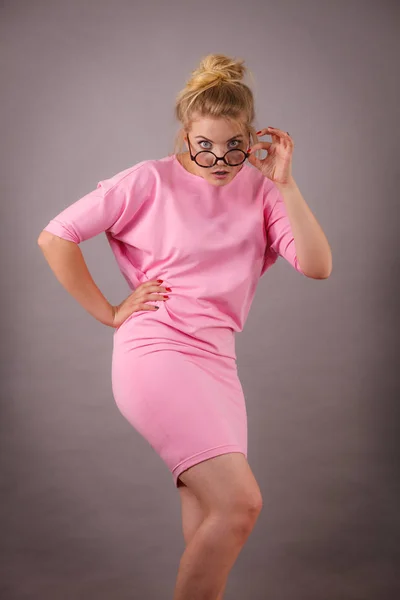 Elegante Mujer Joven Seriamente Sospechosa Con Gafas Nerd Divertido Educación —  Fotos de Stock