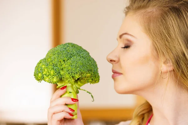 Happy Young Woman Holding Raw Green Vegetable Broccoli Natural Organic — Stock Photo, Image
