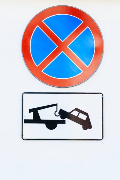 いいえ停止 Clearway けん引車警告分離の白い背景の上のサイン 交通規制の概念 — ストック写真