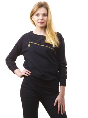 Büyük zip ile siyah üst göğüs üzerinde giyen genç sarışın kadın. Erkek moda olmak.