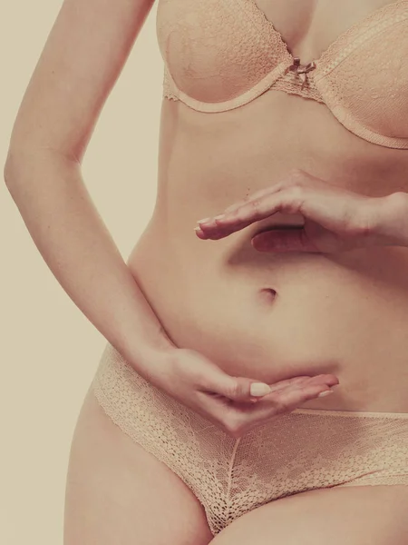 体のケアと妊娠 女性は彼女の腹に記号を作成します スムーシーお腹に女性の手 トーンのイメージ — ストック写真