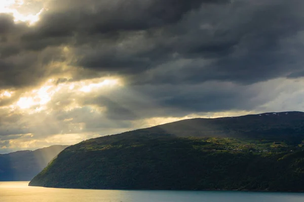 Vacaciones Turísticas Viajes Puesta Sol Sobre Montañas Paisaje Cerca Utvik — Foto de Stock