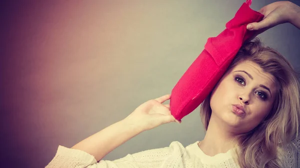 Frau Mit Roter Wärmflasche Auf Dem Kopf Gegen Kopfschmerzen — Stockfoto