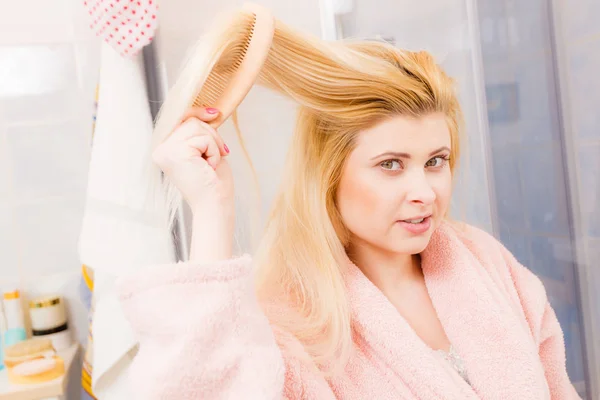 Frau Morgenmantel Die Ihre Langen Blonden Haare Bürstet Morgendliche Beauty — Stockfoto